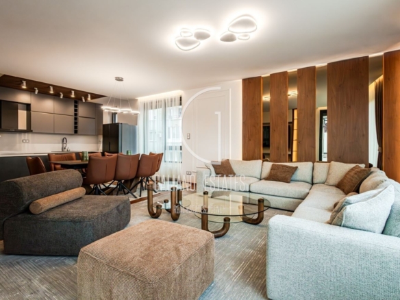 Изключителен четиристаен апартамент в емблематичната сграда в кв. Изток - 0