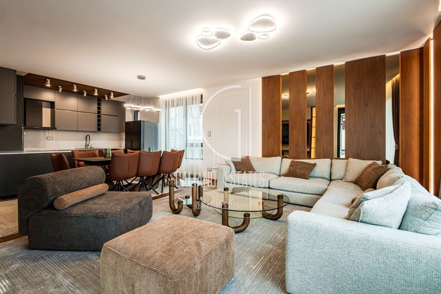 Изключителен четиристаен апартамент в емблематичната сграда в кв. Изток - 0