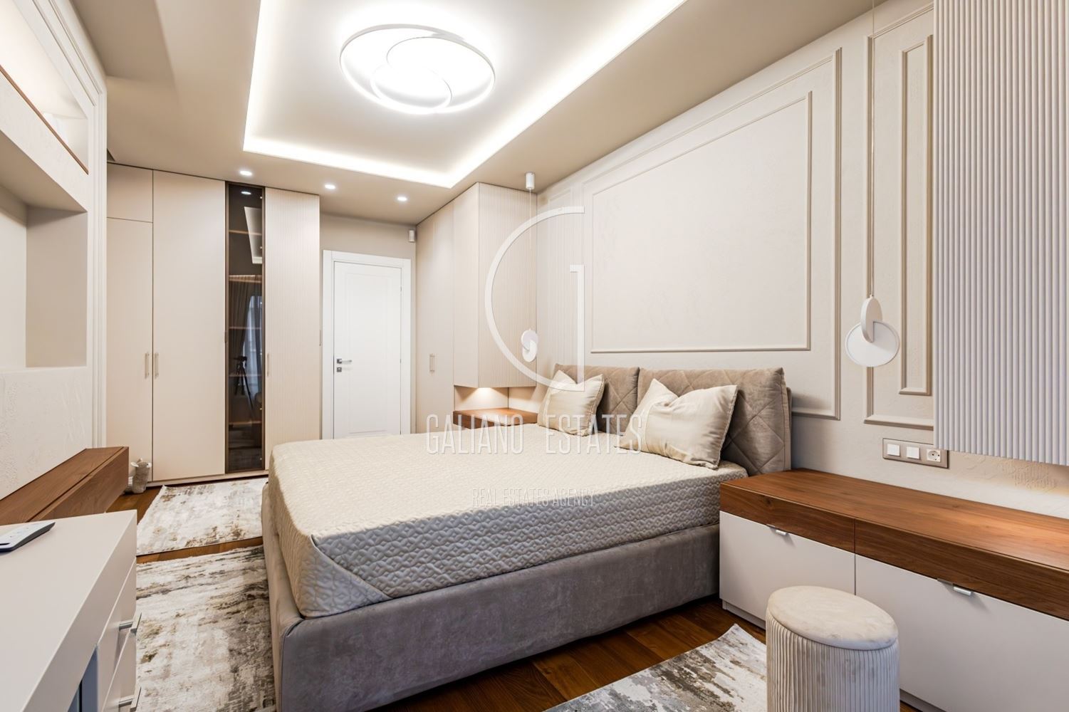 Изключителен четиристаен апартамент в емблематичната сграда в кв. Изток - 0