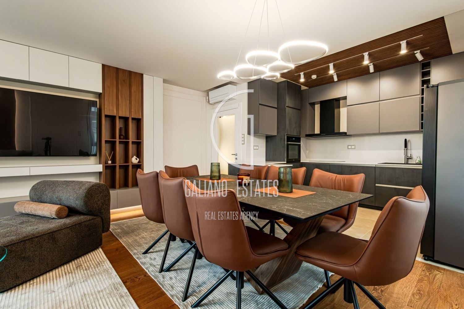 Изключителен четиристаен апартамент в емблематичната сграда в кв. Изток - 0