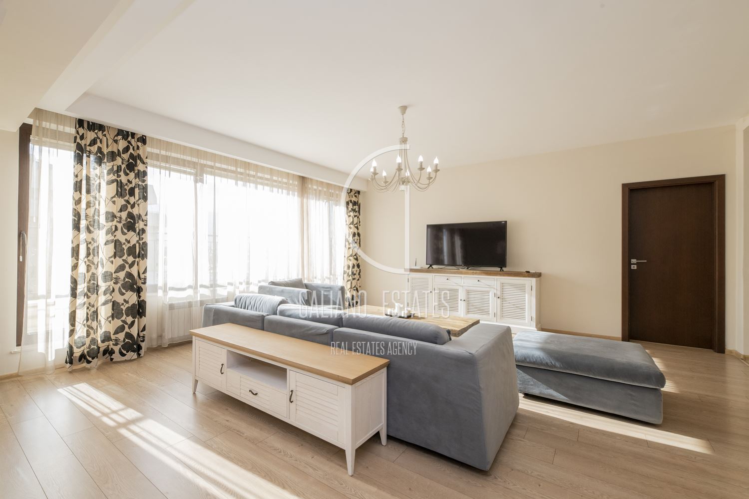 Просторен апартамент в представителна сграда до х-л Маринела - 0