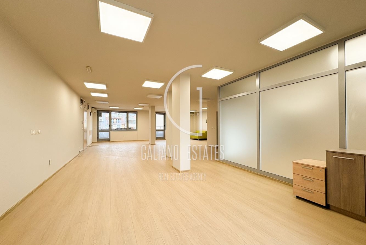 Просторен офис в бизнес сграда - 0
