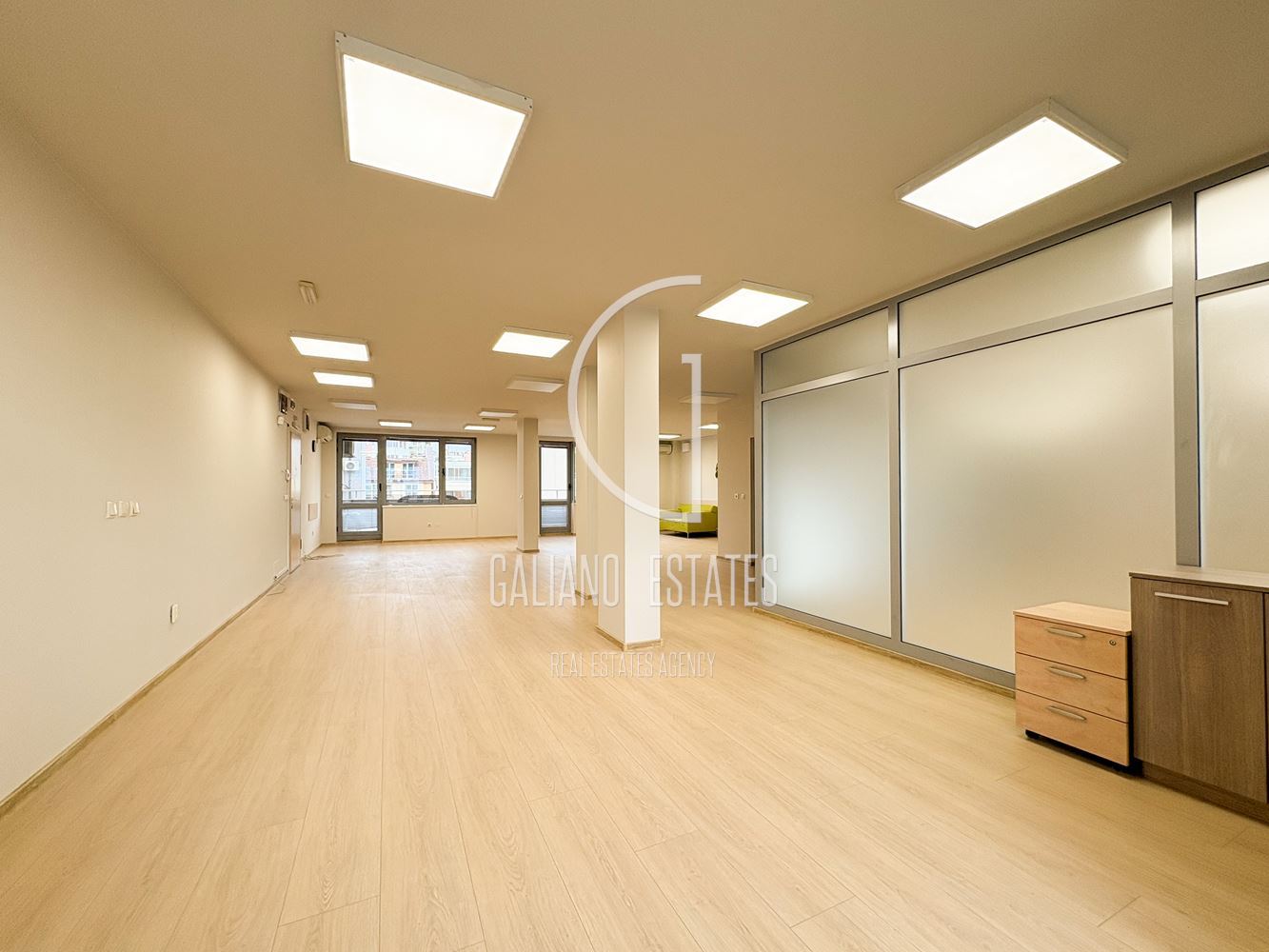 Просторен офис в бизнес сграда - 0