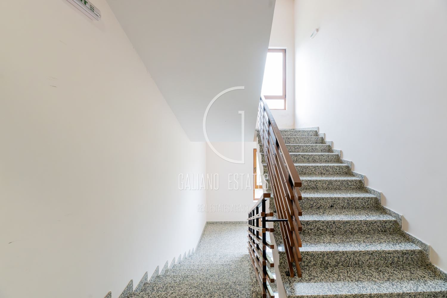 Мезонет с прекрасни тераси до парк - 0