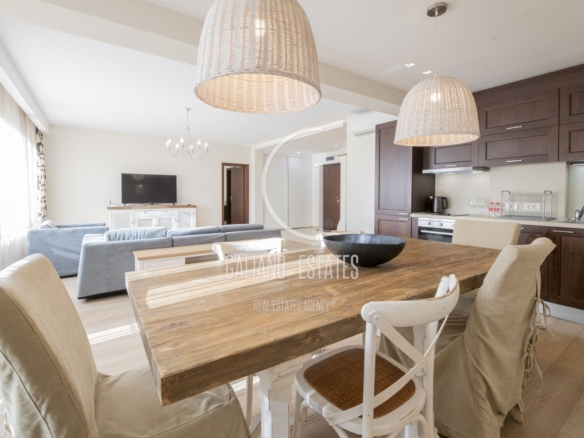 Просторен апартамент в представителна сграда до х-л Маринела - 0