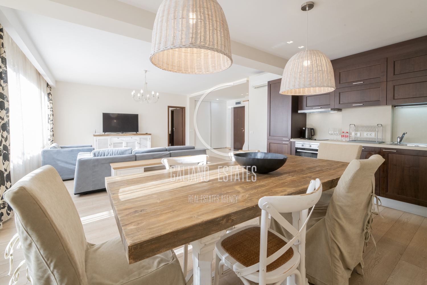 Просторен апартамент в представителна сграда до х-л Маринела - 0