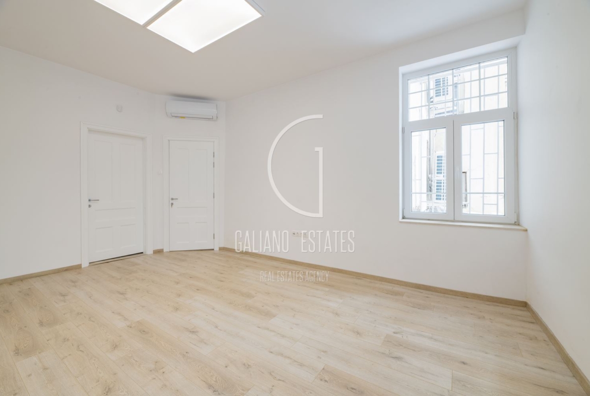 Функционален офис в представителна сграда - 0