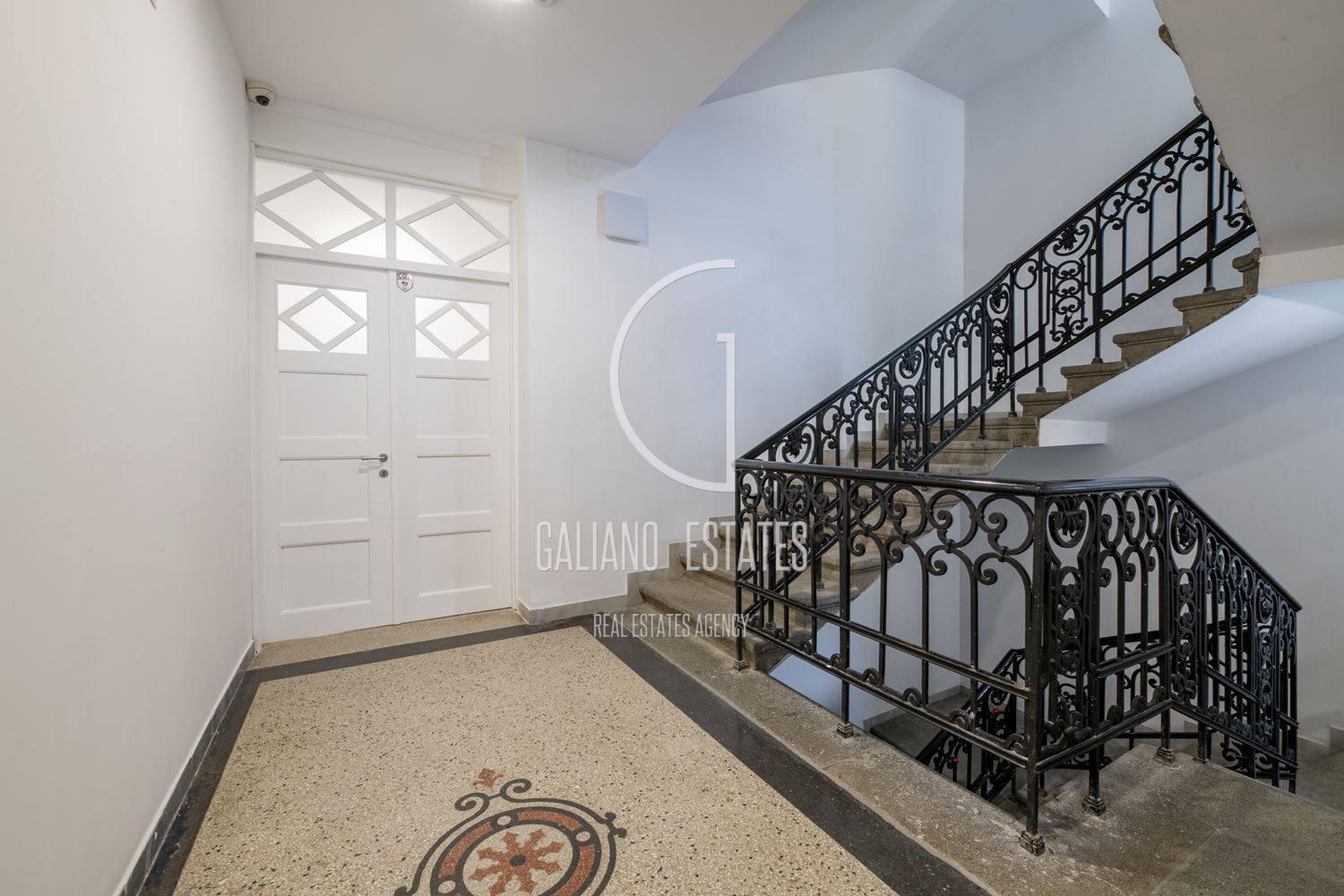 Функционален офис в представителна сграда - 0