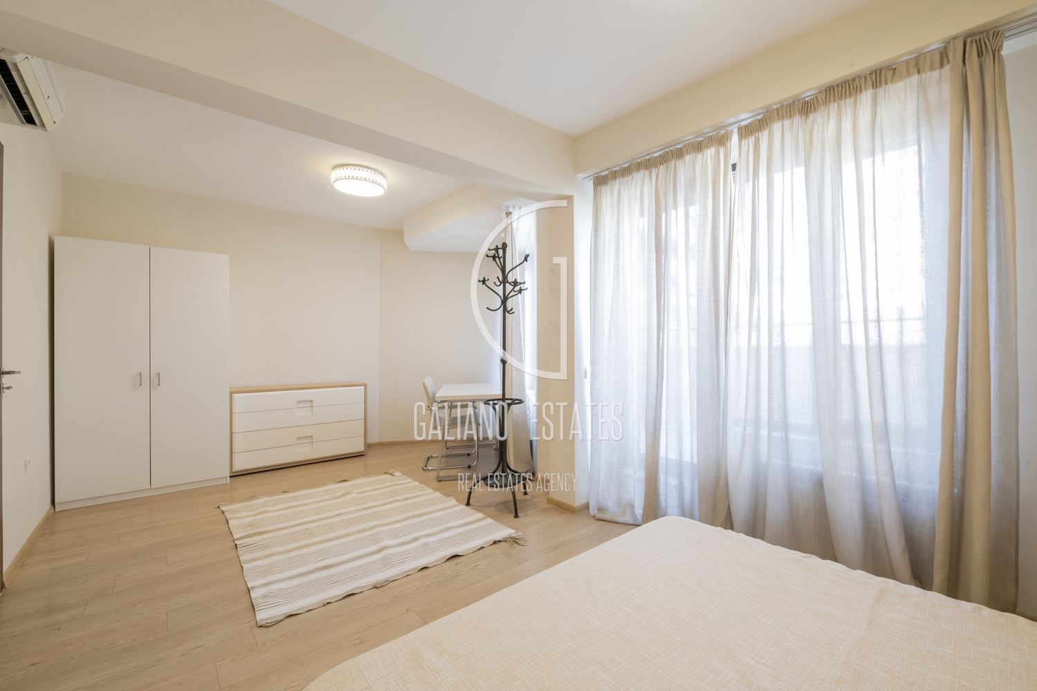 Просторен апартамент в представителна сграда до х-л Маринела - 0