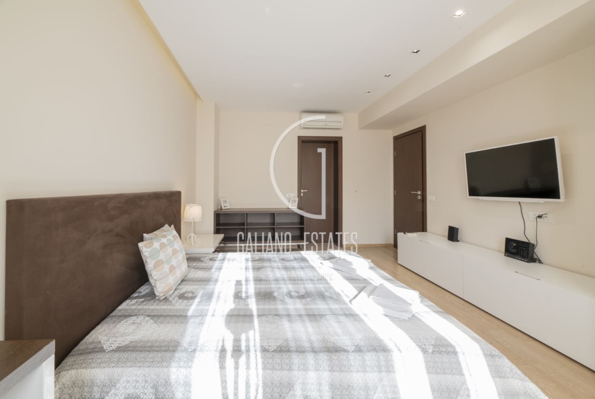 Просторен апартамент в представителна сграда до х-л Маринела - 0