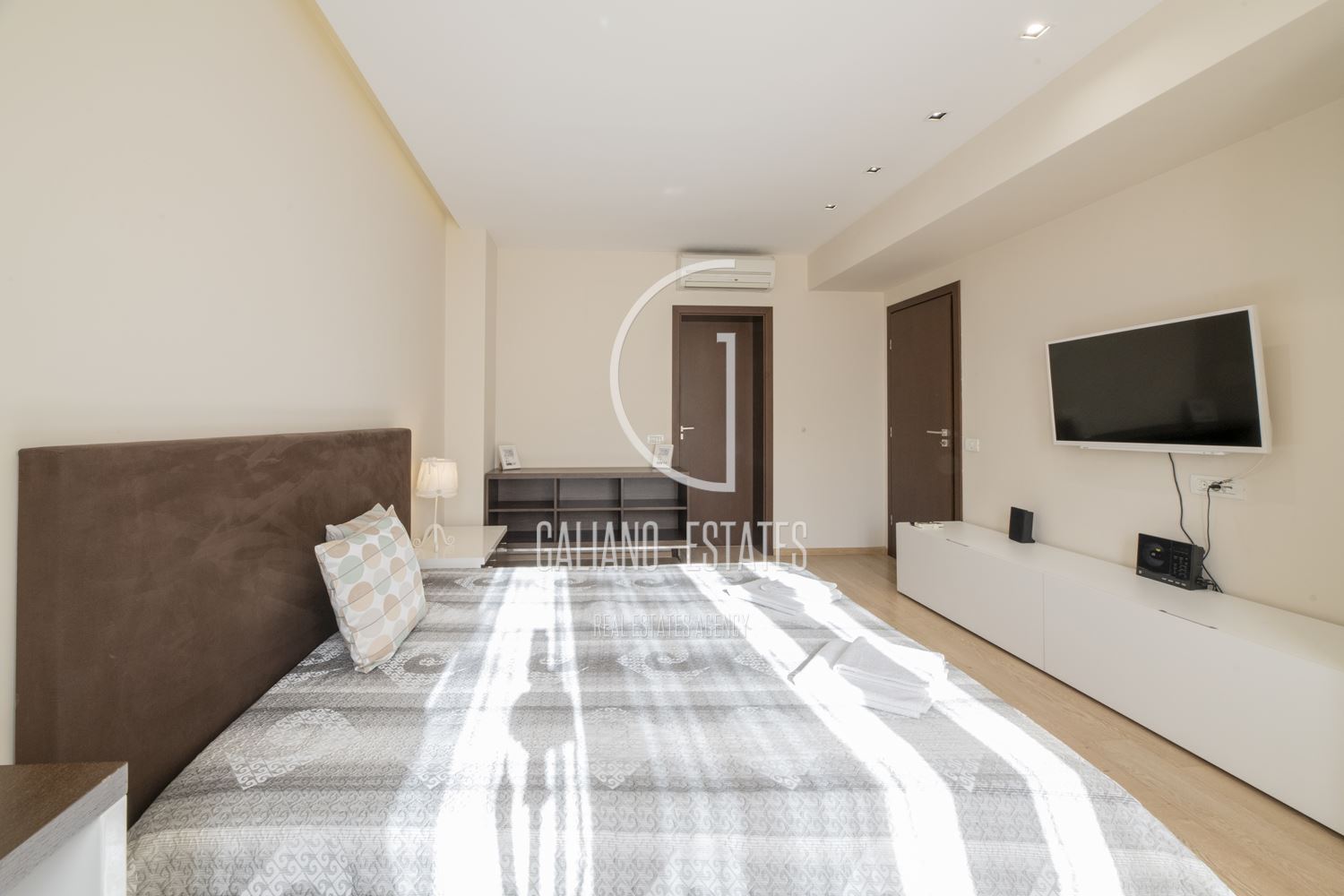 Просторен апартамент в представителна сграда до х-л Маринела - 0