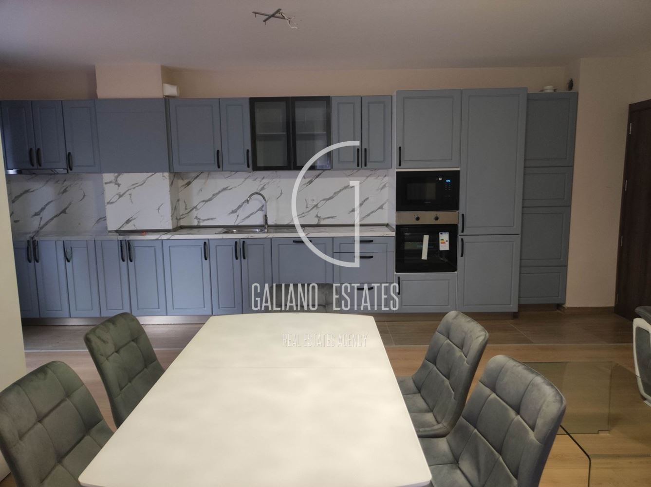 Просторен тристаен апартамент в кв. Дружба 2 - 0