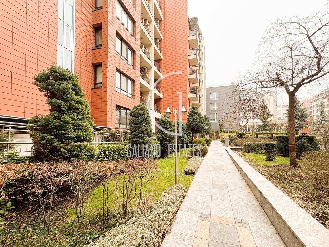 Апартамент в затворен комплекс с прекрасни тераси - 0