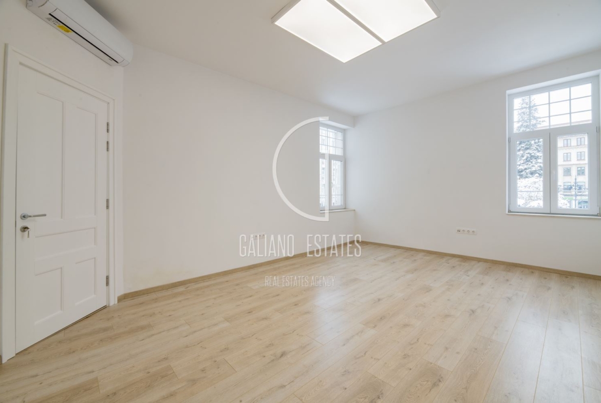 Функционален офис в представителна сграда - 0