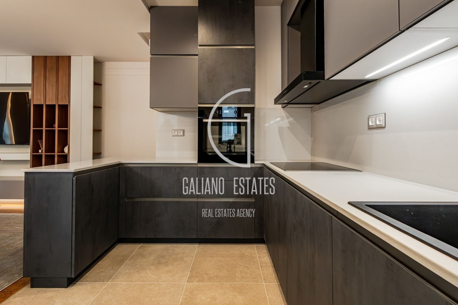 Изключителен четиристаен апартамент в емблематичната сграда в кв. Изток - 0