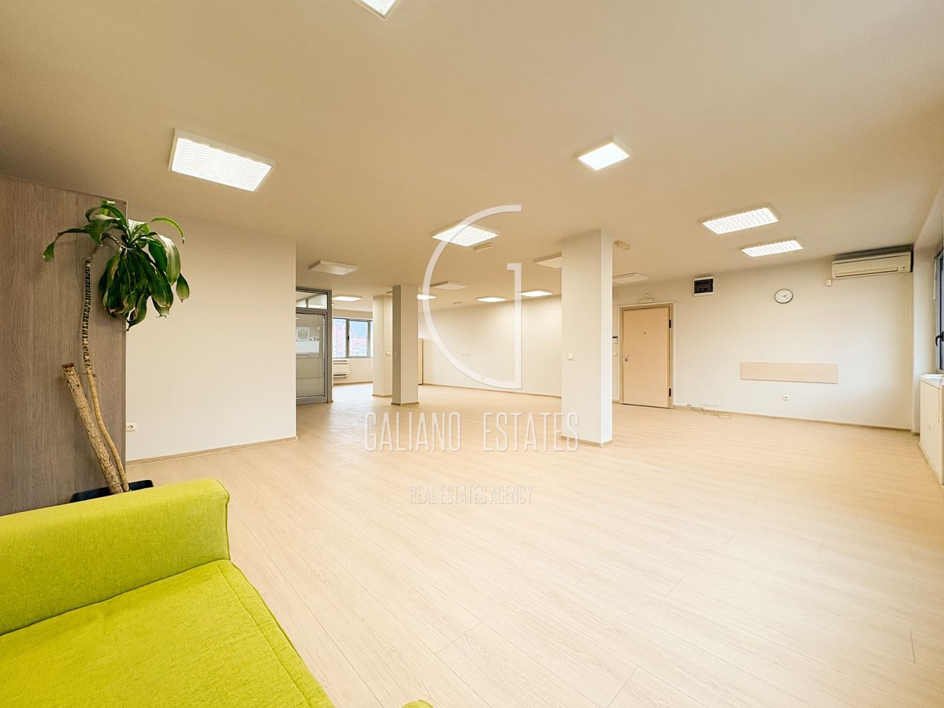 Просторен офис в бизнес сграда - 0