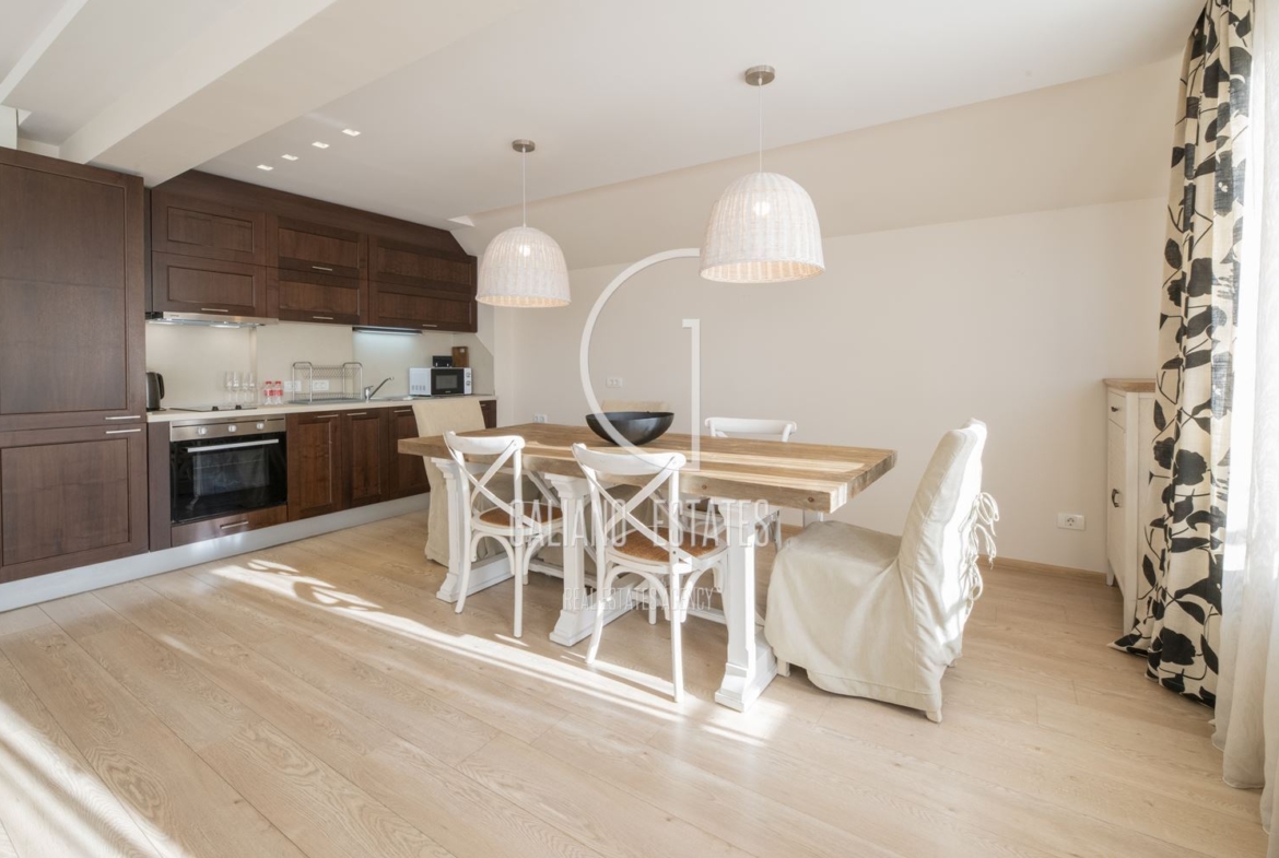 Просторен апартамент в представителна сграда до х-л Маринела - 0