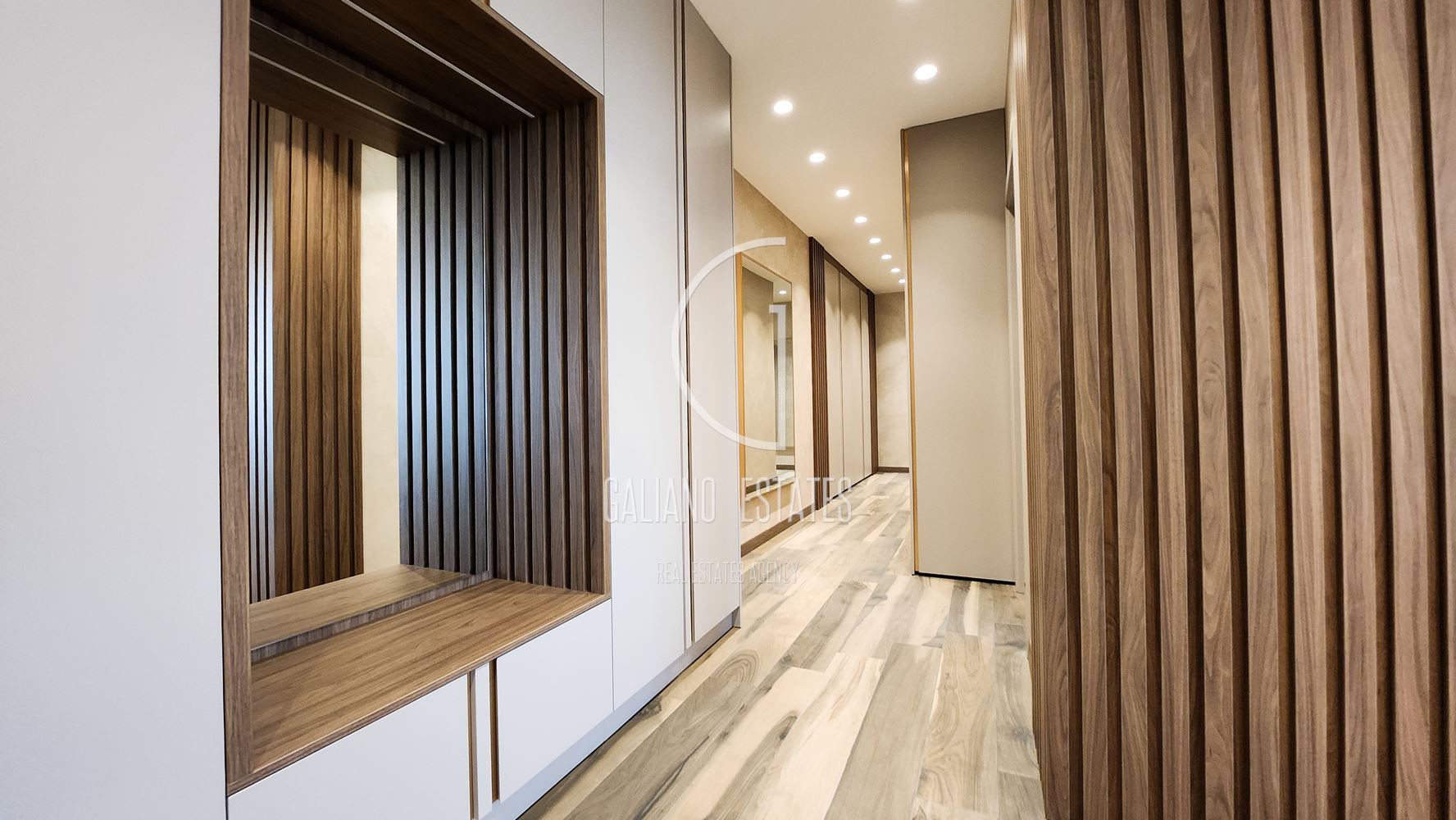 Ексклузивен дизайнерски пентхаус с панорамна тераса в кв. Изток - 0