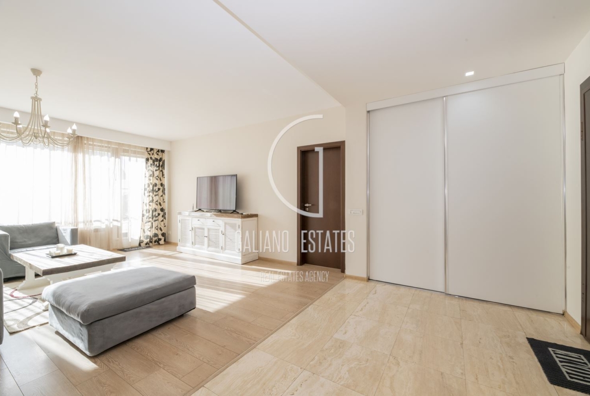 Просторен апартамент в представителна сграда до х-л Маринела - 0