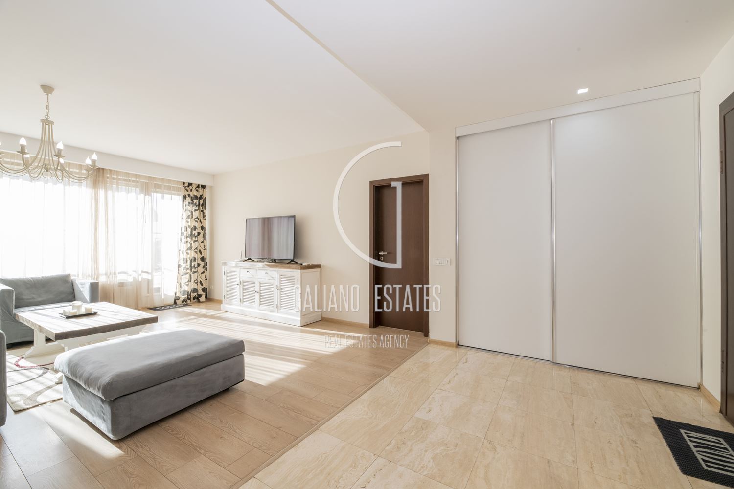 Просторен апартамент в представителна сграда до х-л Маринела - 0