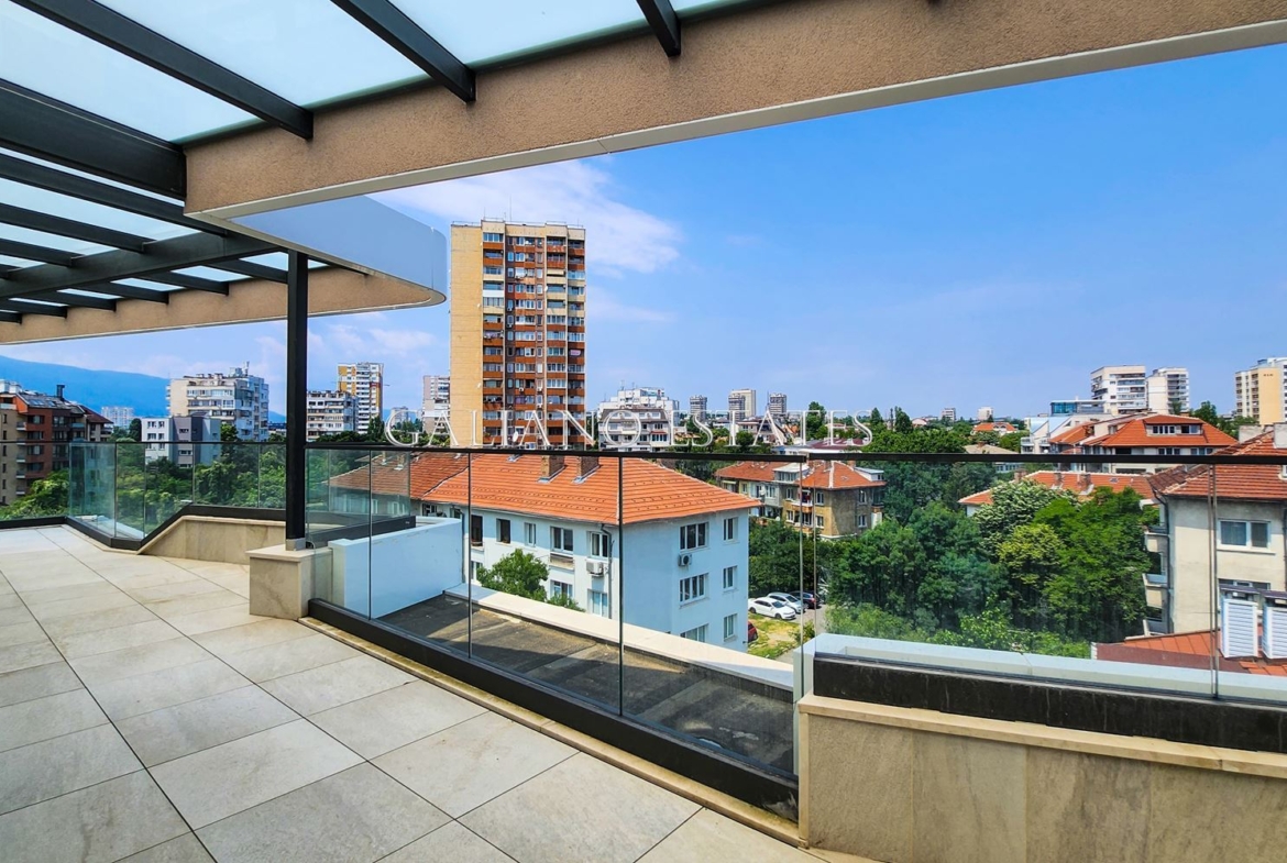 Ексклузивен дизайнерски пентхаус с панорамна тераса в кв. Изток - 0