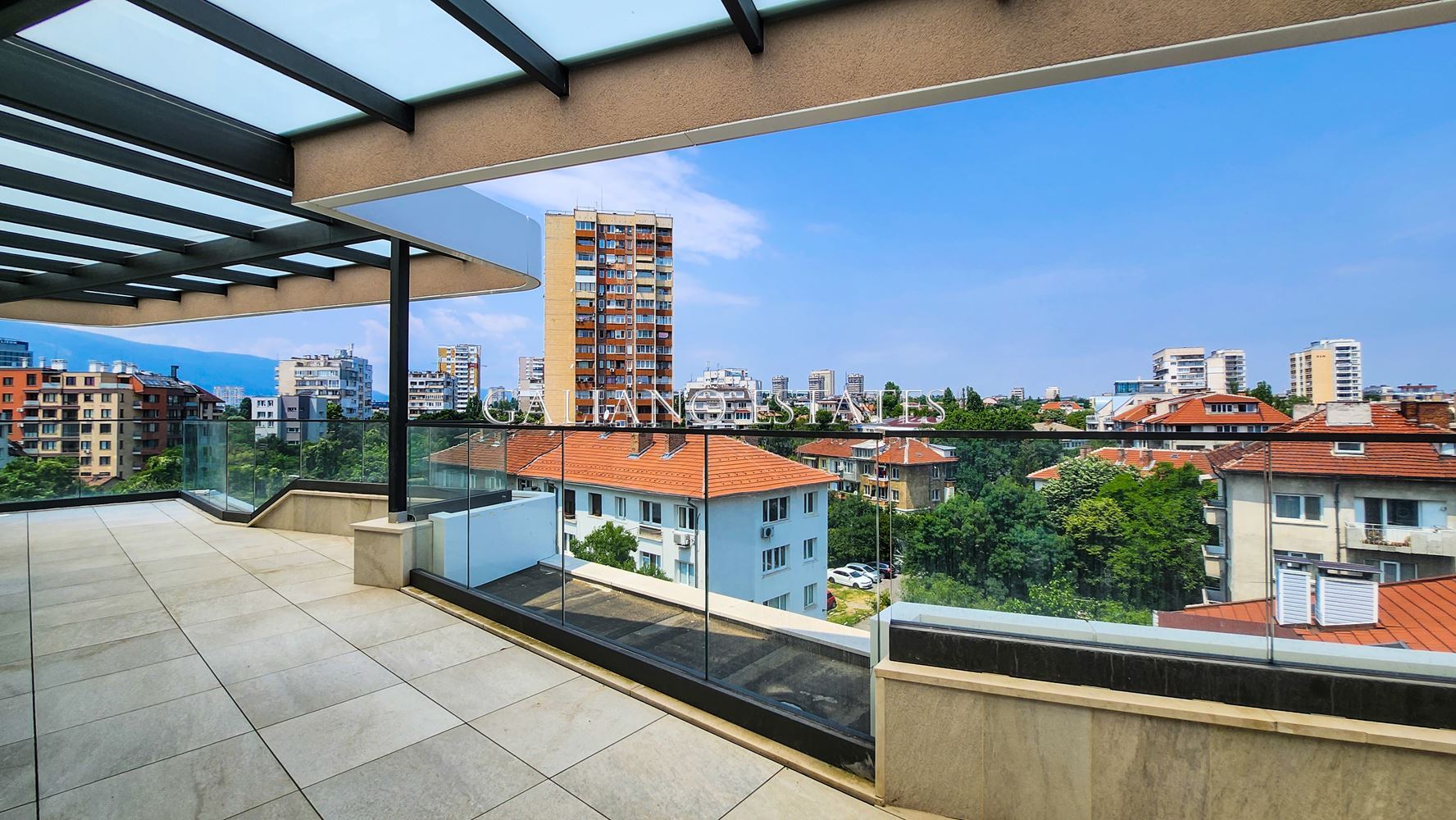 Ексклузивен дизайнерски пентхаус с панорамна тераса в кв. Изток - 0