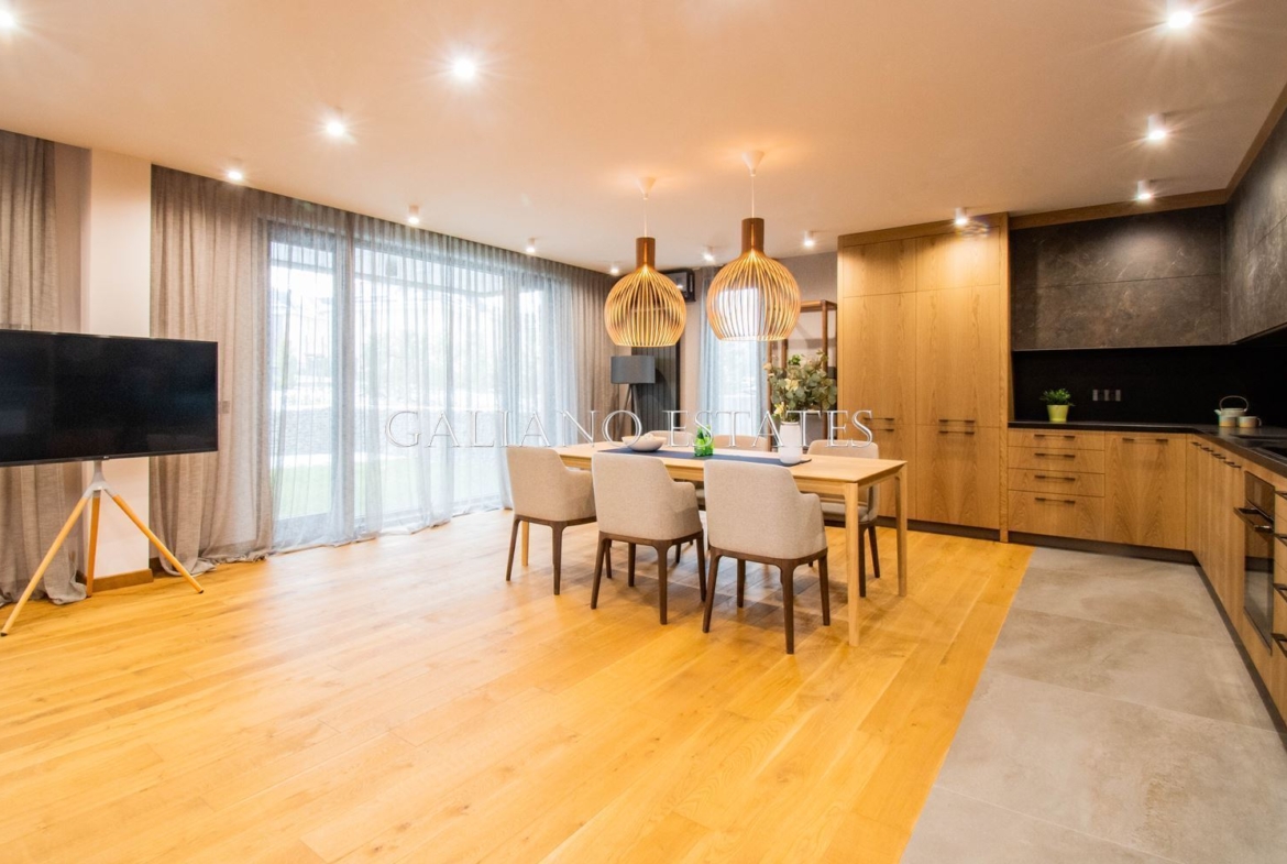 Модерен обзаведен апартамент с 3 спални и двор – 203 Residence - 0