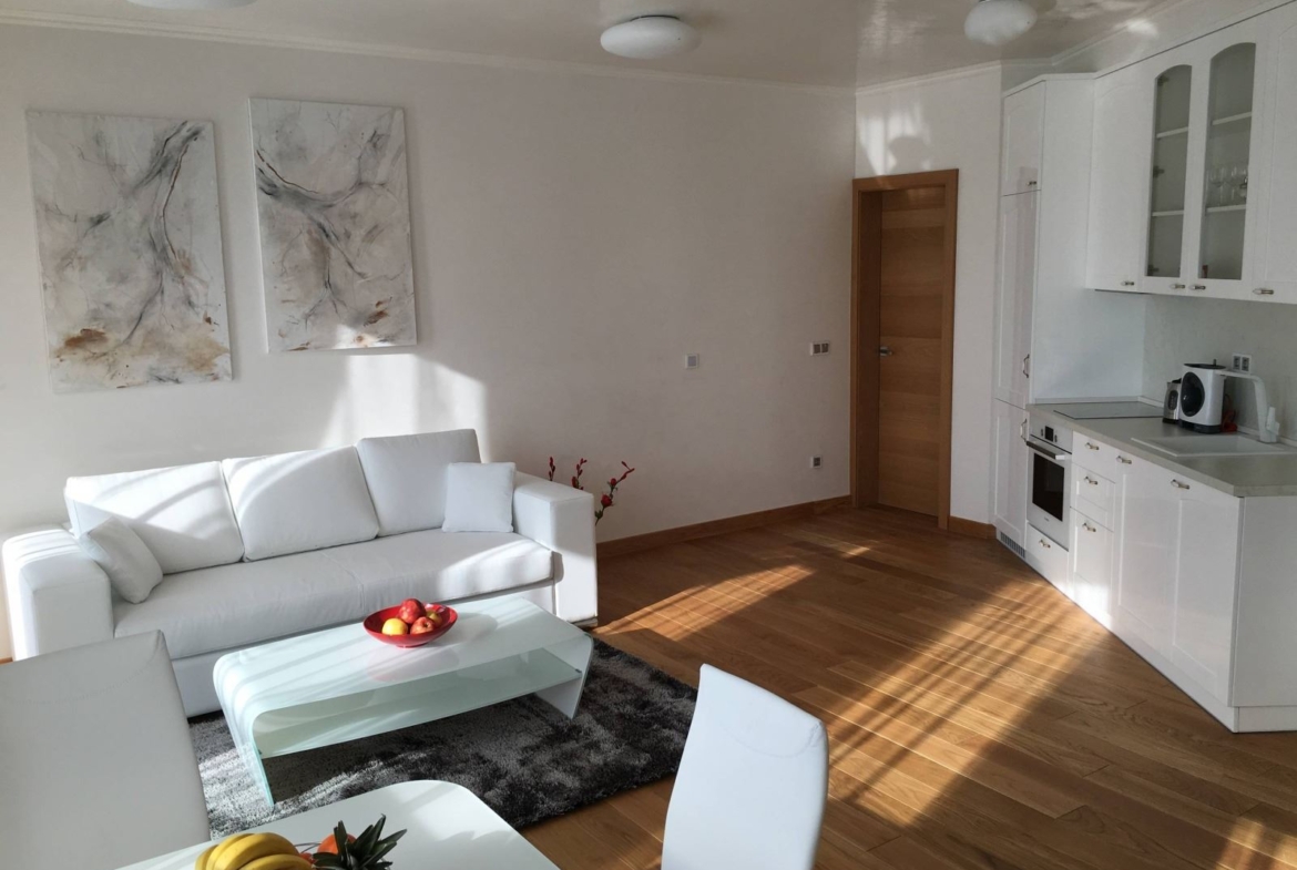 Апартамент с една спалня в представителна сграда - 0