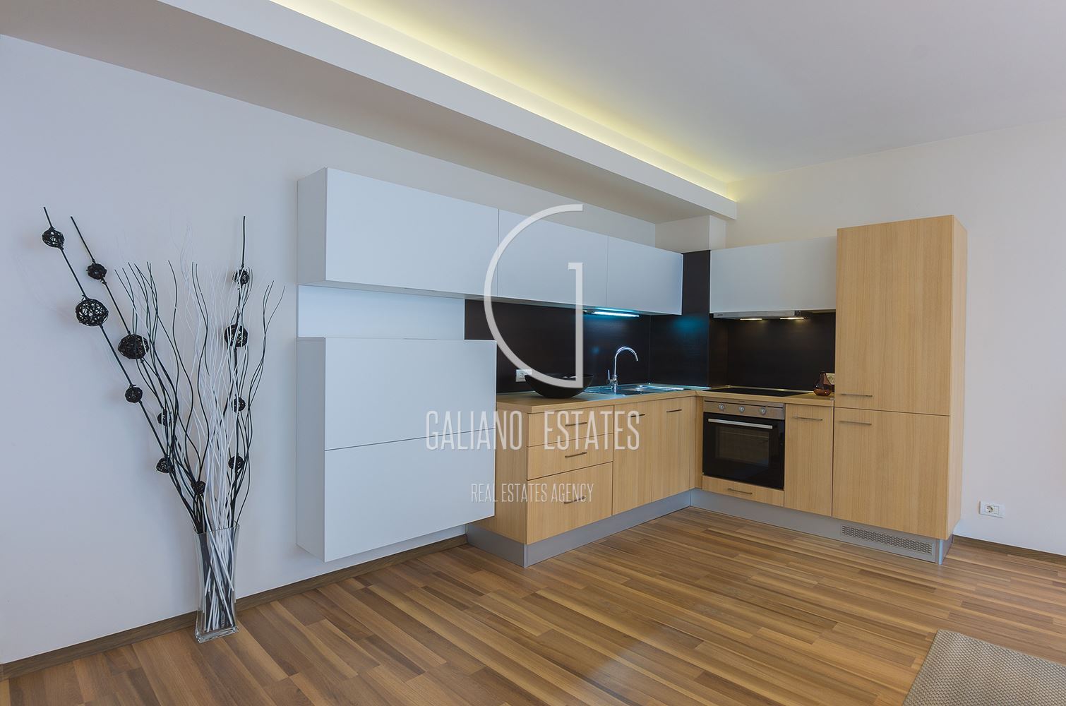 Апартамент с три спални в представителна сграда-0 Апартамент с три спални в представителна сграда - 0