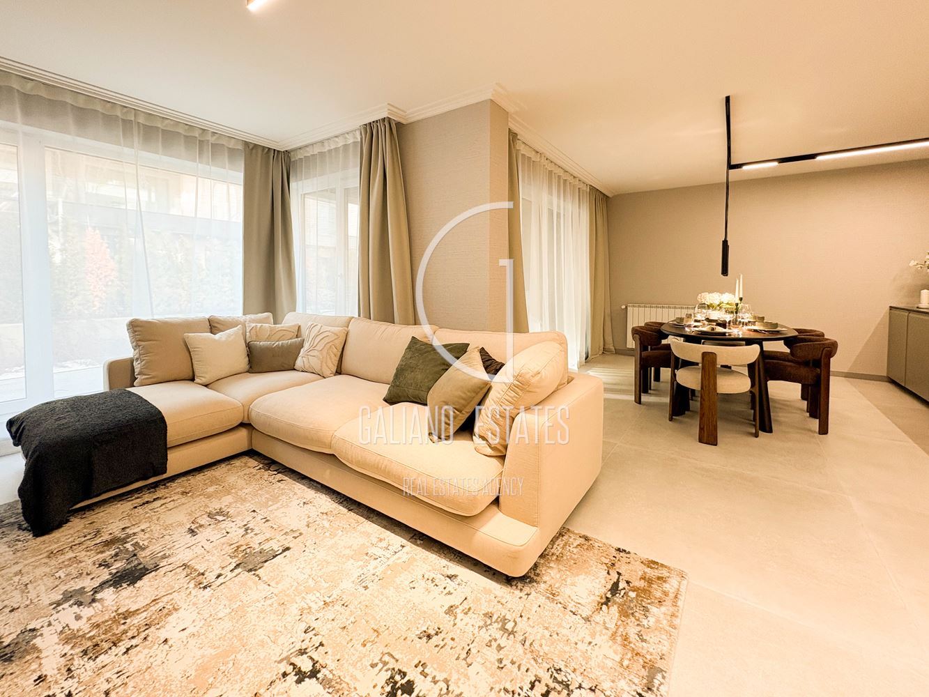 Стилен нов апартамент с двор в затворен комплекс - 0