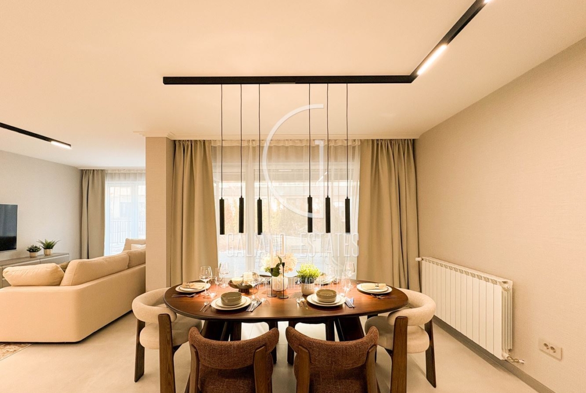 Стилен нов апартамент с двор в затворен комплекс - 0