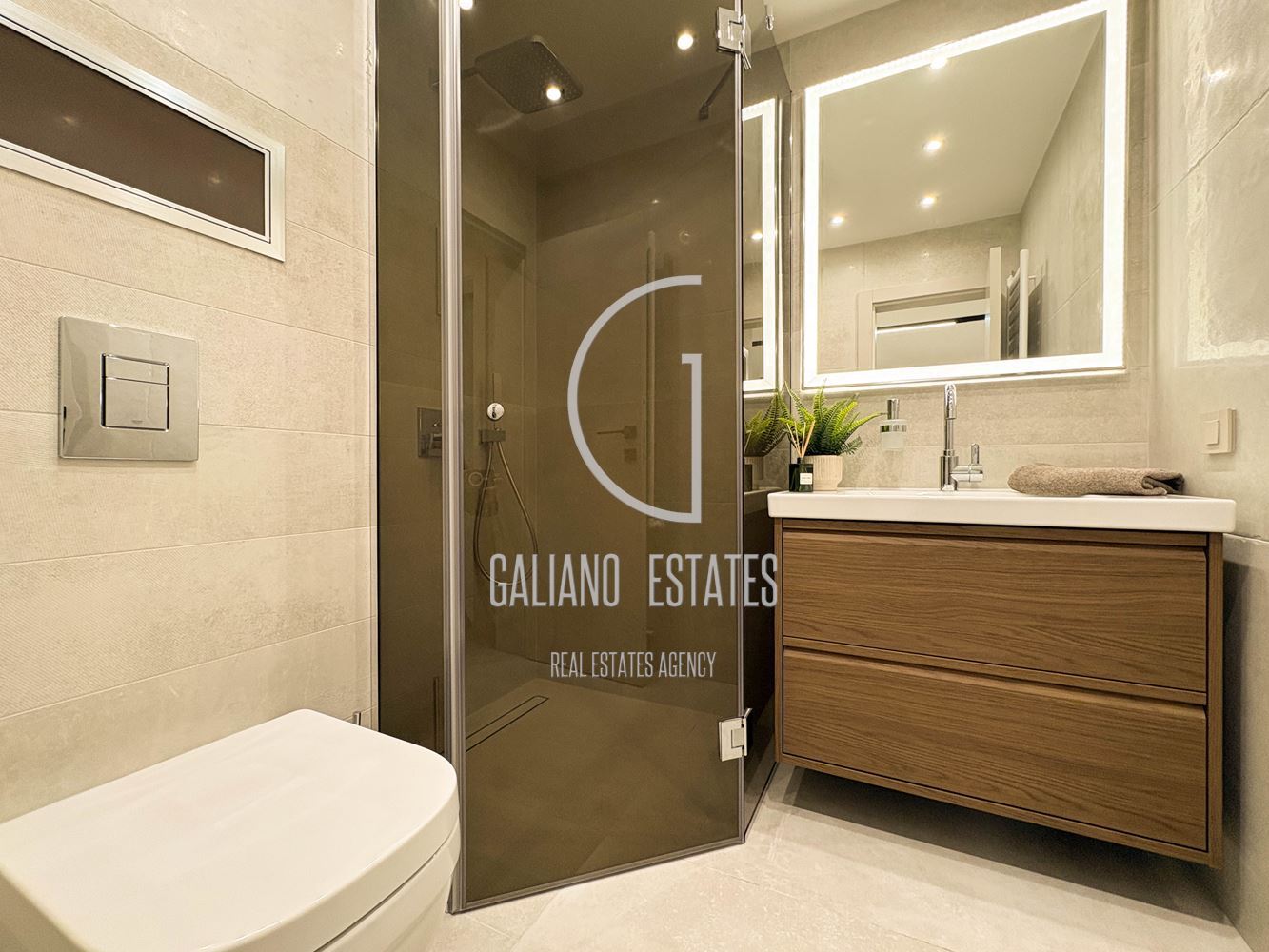 Стилен нов апартамент с двор в затворен комплекс - 0