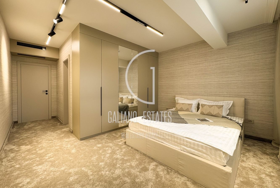 Стилен нов апартамент с двор в затворен комплекс - 0