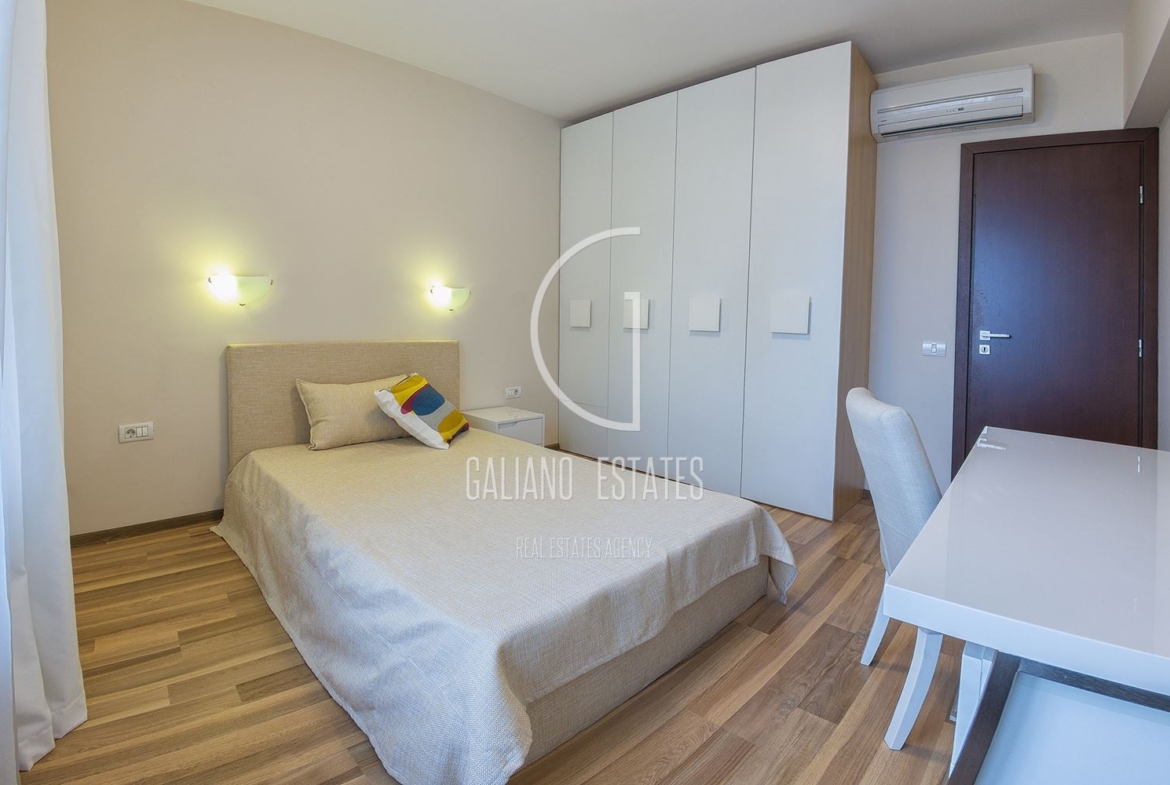 Апартамент с три спални в представителна сграда - 0