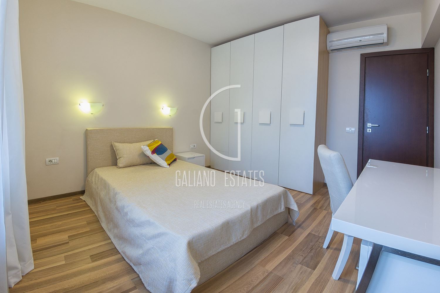 Апартамент с три спални в представителна сграда-0 Апартамент с три спални в представителна сграда - 0