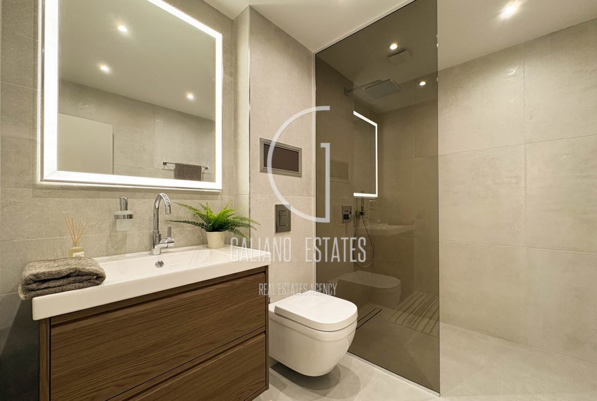 Стилен нов апартамент с двор в затворен комплекс - 0