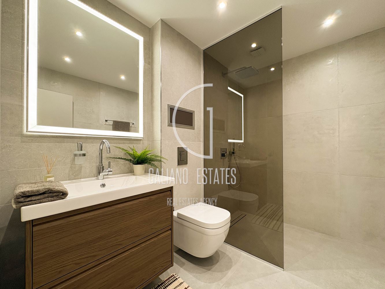 Стилен нов апартамент с двор в затворен комплекс - 0