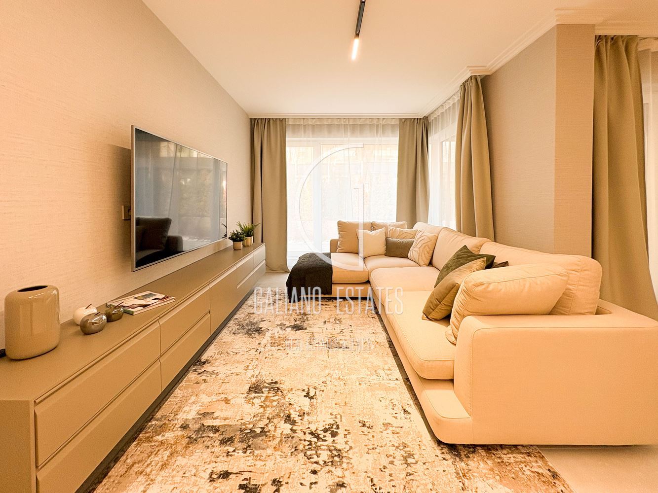 Стилен нов апартамент с двор в затворен комплекс - 0