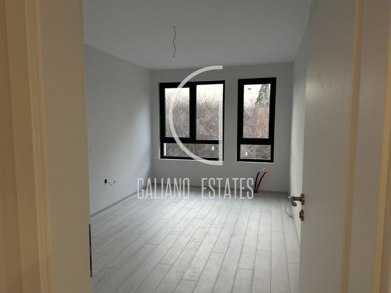 Просторен тристаен апартамент в кв. Дървеница - 0