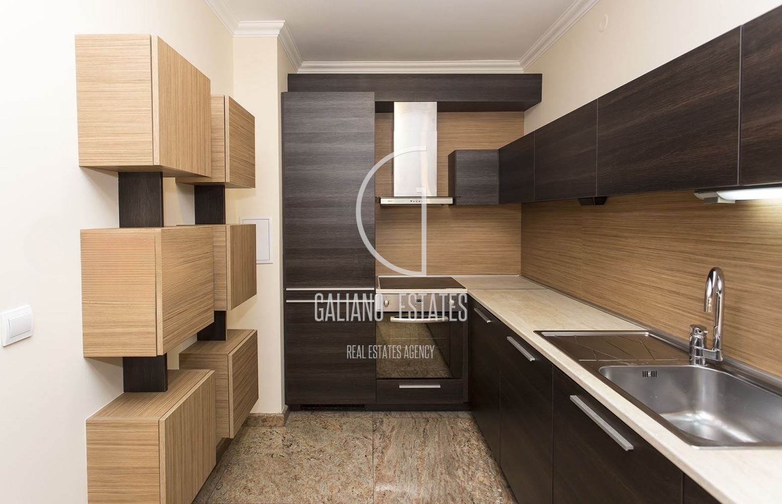 Просторен апартамент в кв.Изток - 0