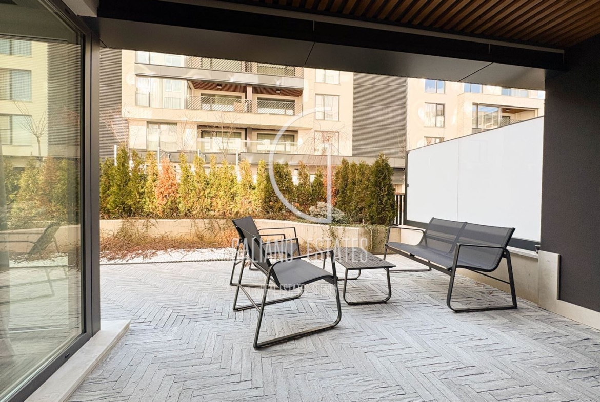 Стилен нов апартамент с двор в затворен комплекс - 0