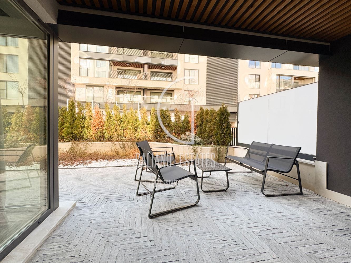 Стилен нов апартамент с двор в затворен комплекс - 0