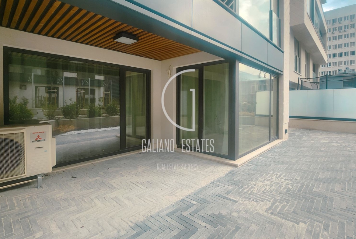 Стилен нов апартамент с двор в затворен комплекс - 0