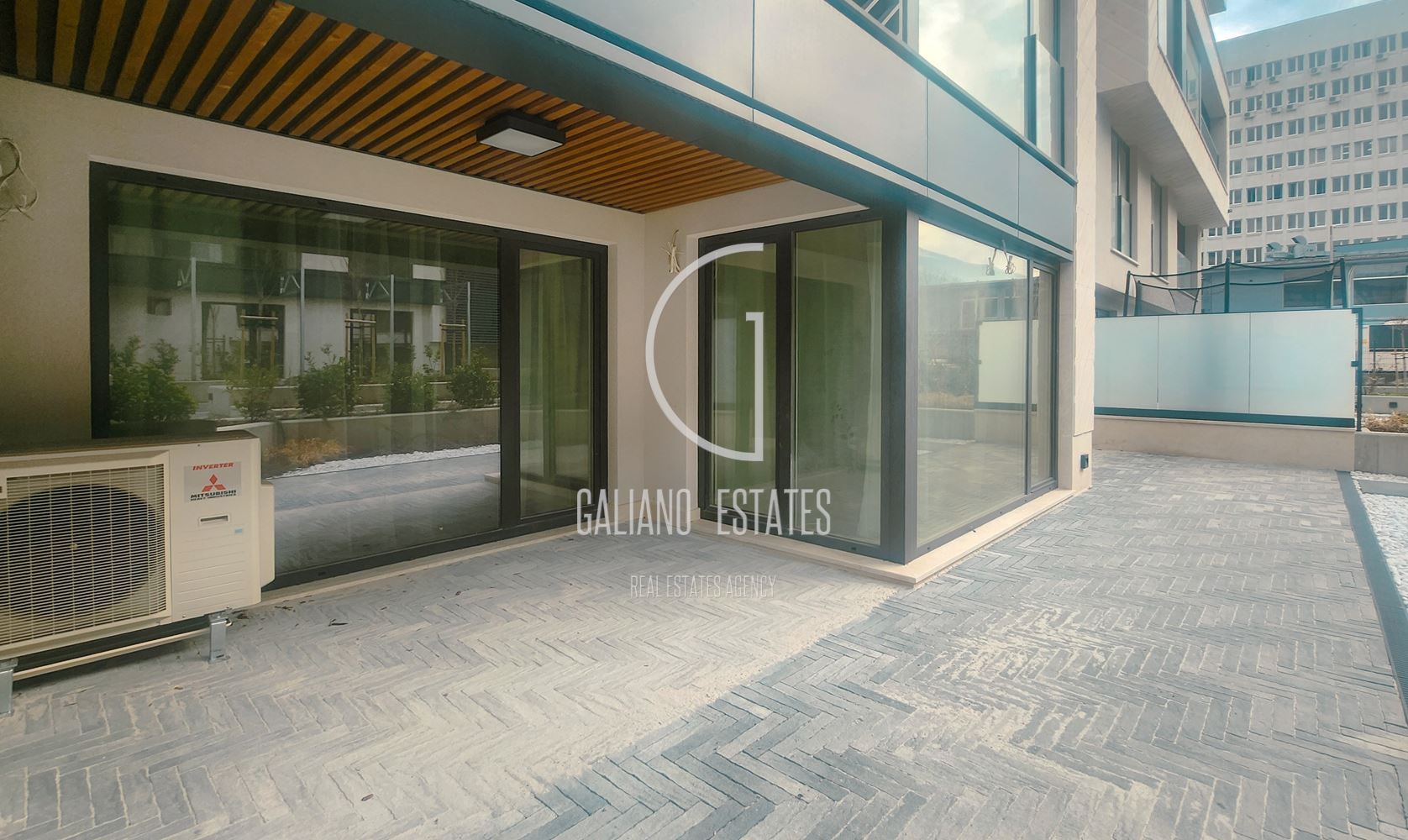 Стилен нов апартамент с двор в затворен комплекс - 0