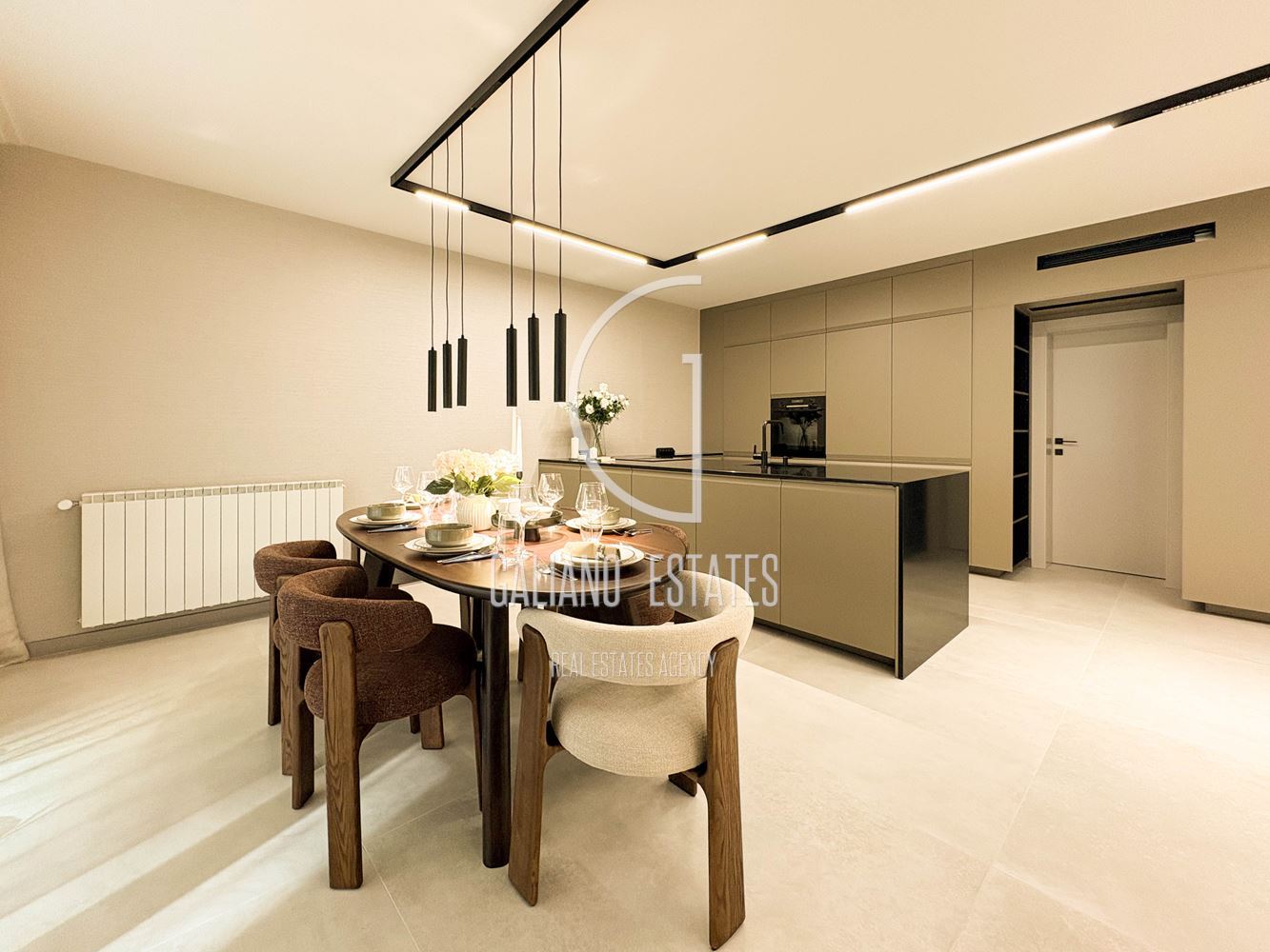 Стилен нов апартамент с двор в затворен комплекс - 0