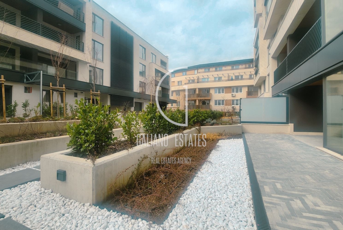 Стилен нов апартамент с двор в затворен комплекс - 0