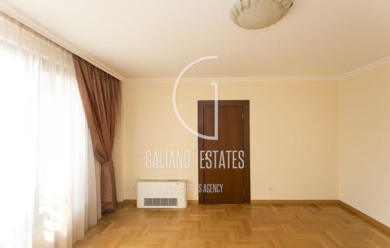 Просторен апартамент в кв.Изток - 0