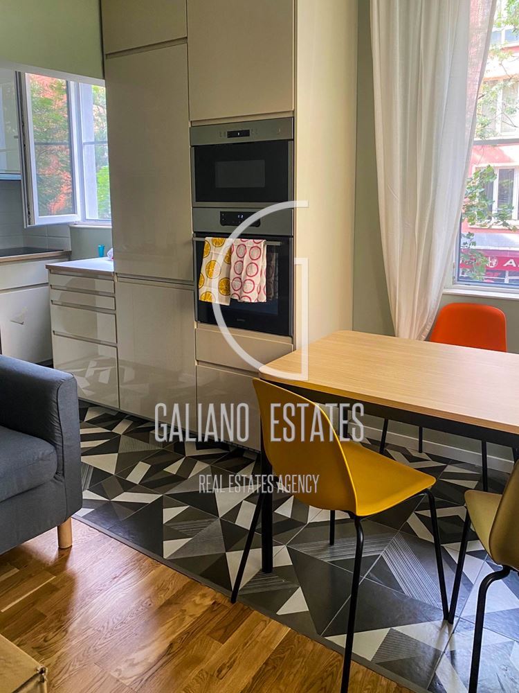 Ремонтиран и обзаведен тристаен апартамент на ул. „Оборище“ - 0