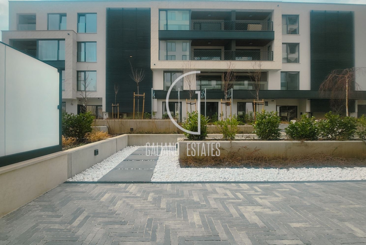 Стилен нов апартамент с двор в затворен комплекс - 0