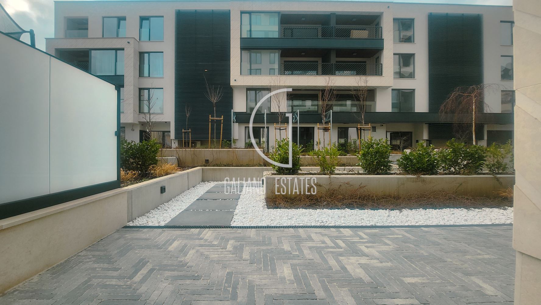 Стилен нов апартамент с двор в затворен комплекс - 0